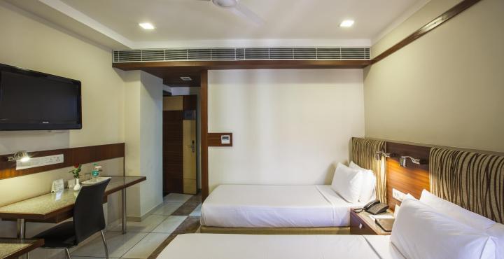 Treebo Ambassador Hotel Ahmedabad Bagian luar foto