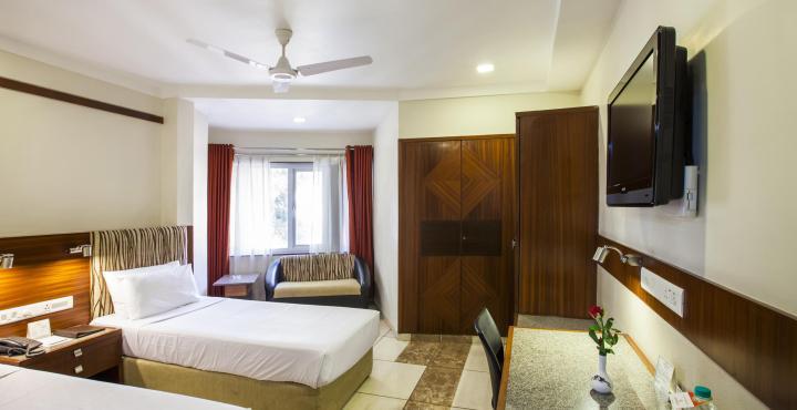 Treebo Ambassador Hotel Ahmedabad Bagian luar foto
